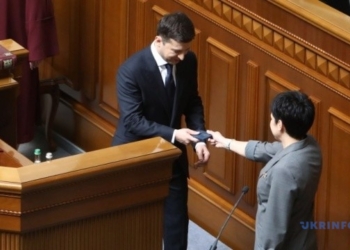 Удостоверение Президента Украины упало на пол после вручения Зеленскому (ВИДЕО)