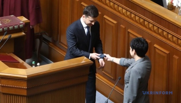 Удостоверение Президента Украины упало на пол после вручения Зеленскому (ВИДЕО) 1