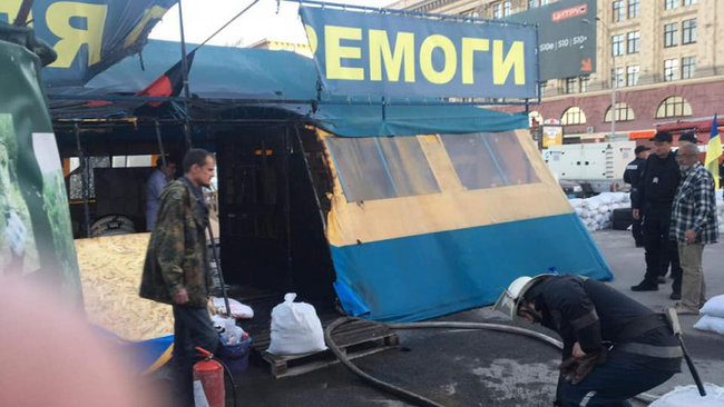 Утром неизвестные подожгли волонтерскую палатку “Все для перемоги” в Харькове (ФОТО)