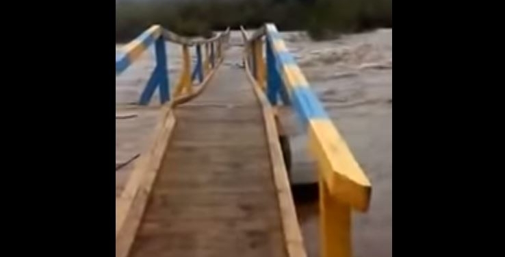 В Украине реки выходят из берегов и рушат мосты