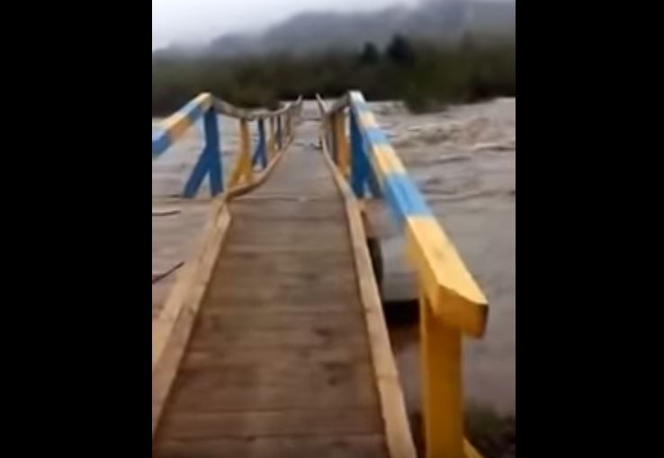 В Украине реки выходят из берегов и рушат мосты 1