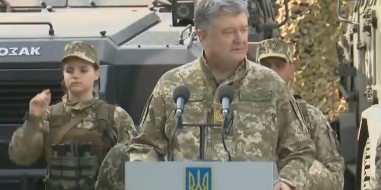 В последний раз как президент – и снова обморок. Порошенко на фронте дал совет Зеленскому