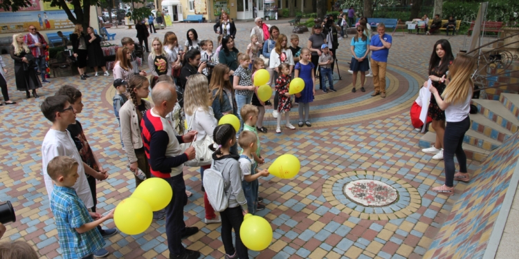 Сотне воспитанников детских домов семейного типа и приемных семей устроили праздник в Николаевском зоопарке (ФОТО)