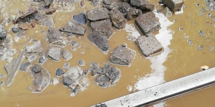 В Николаеве ямы на Потемкинской засыпают битым шифером (ФОТО и ВИДЕО)