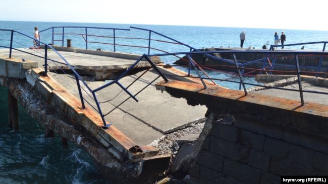 В крымском Мисхоре обвалился единственный причал для прогулочных катеров (ФОТО)