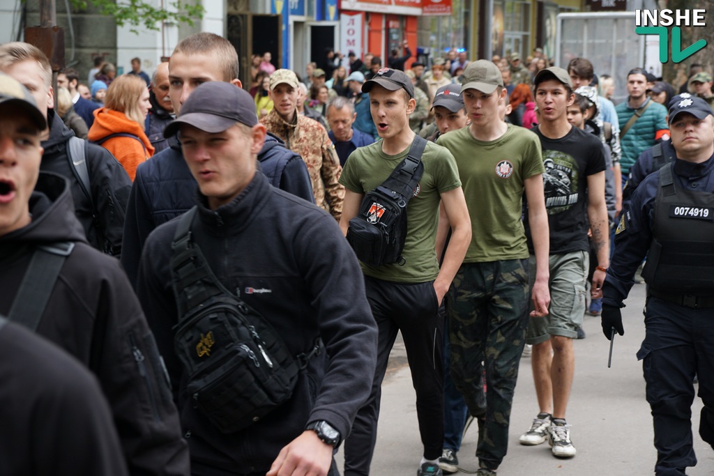 «Бессмертный полк» в Николаеве: за участниками акции наблюдали полиция и проукраинские активисты (ОНЛАЙН) 15
