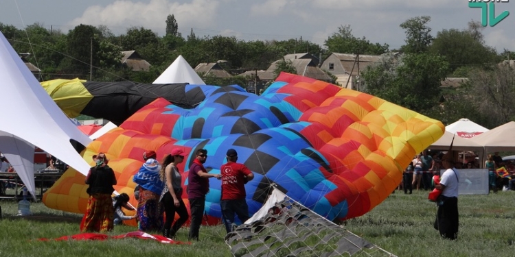 Зрелища – бесплатно, «хлеб» – за деньги: как на Николаевщине проходит Tryhutty International Kite Festival (ФОТО, ВИДЕО)