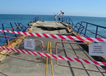 В крымском Мисхоре обвалился единственный причал для прогулочных катеров (ФОТО)