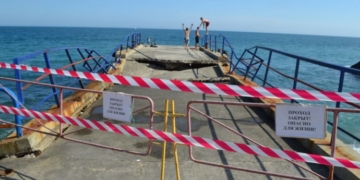 В крымском Мисхоре обвалился единственный причал для прогулочных катеров (ФОТО)