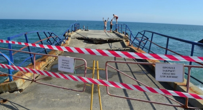 В крымском Мисхоре обвалился единственный причал для прогулочных катеров (ФОТО)
