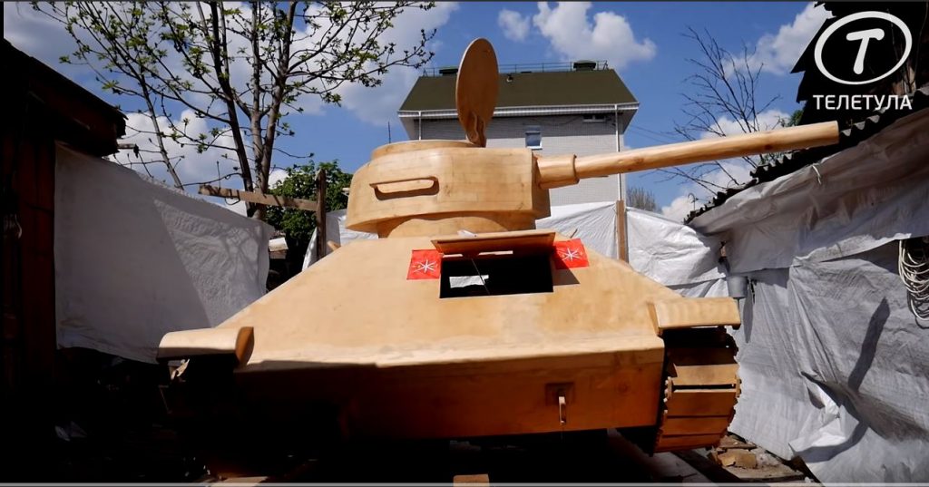 В Туле таджик сделал деревянный танк - хотел подарить Путину (ВИДЕО) 1