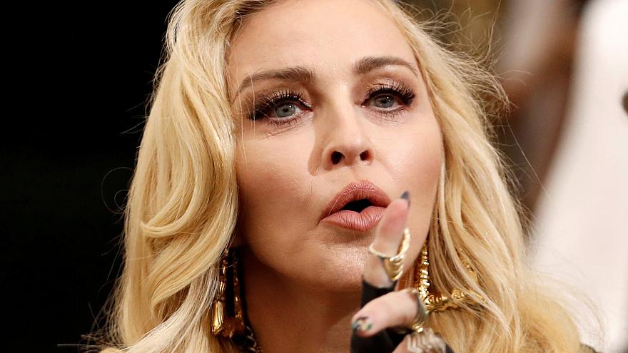 После смерти Марадоны сотни людей стали «прощаться» с певицей Мадонной, спутав ее имя с фамилией умершего 11