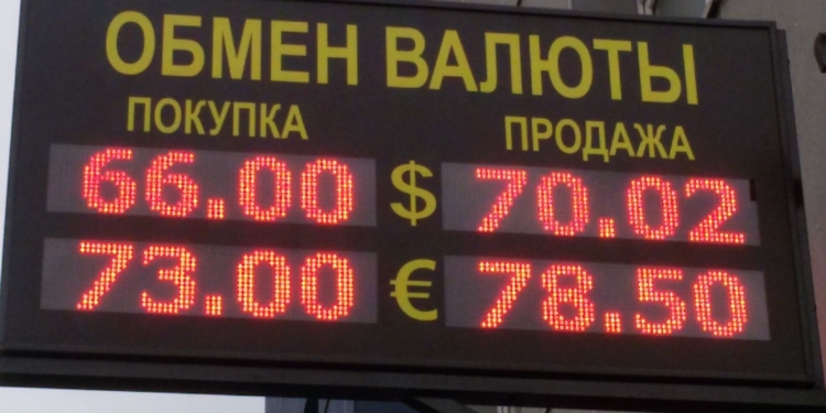 В РФ запретили уличные табло с курсом валют