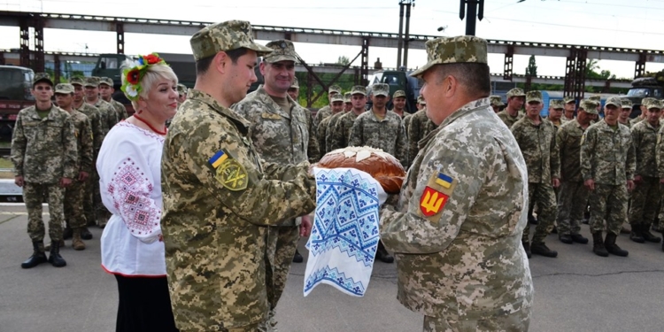 В Первомайске хлебом-солью встретили военнослужащих дивизиона зенитной ракетной бригады воздушного командования «Південь» (ФОТО)