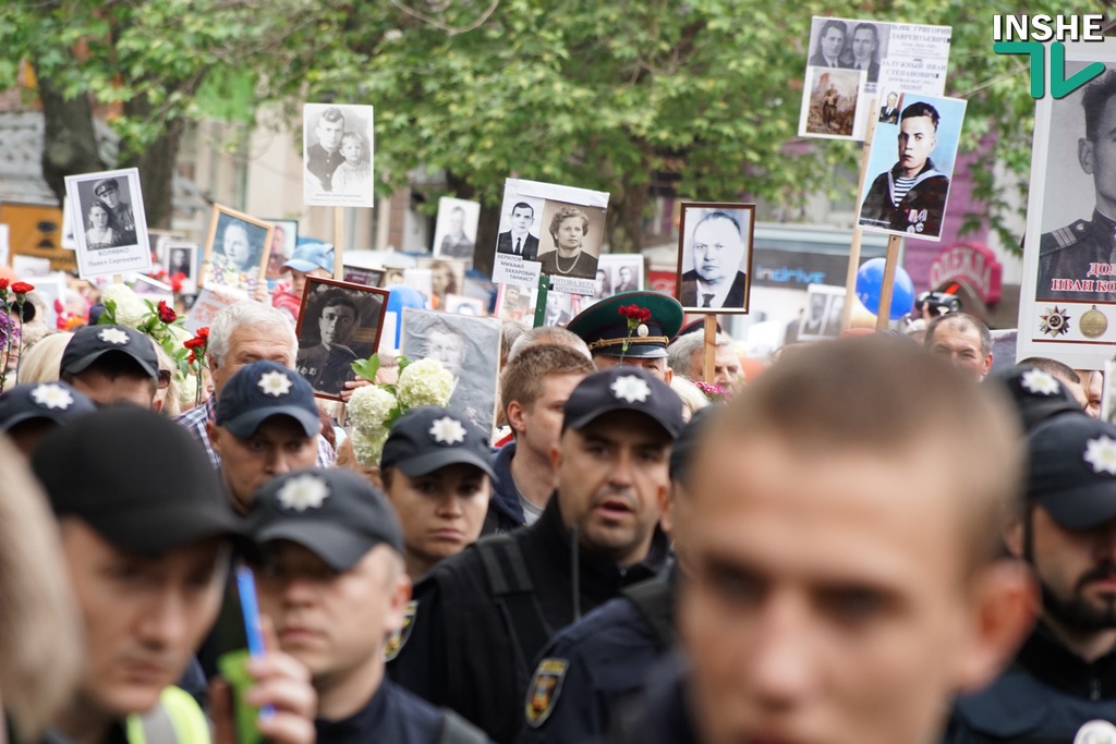 «Бессмертный полк» в Николаеве: за участниками акции наблюдали полиция и проукраинские активисты (ОНЛАЙН) 17
