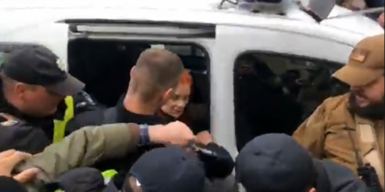 В Киеве активисты “бессмертного полка” пытались задержать автомобиль полиции (ВИДЕО)