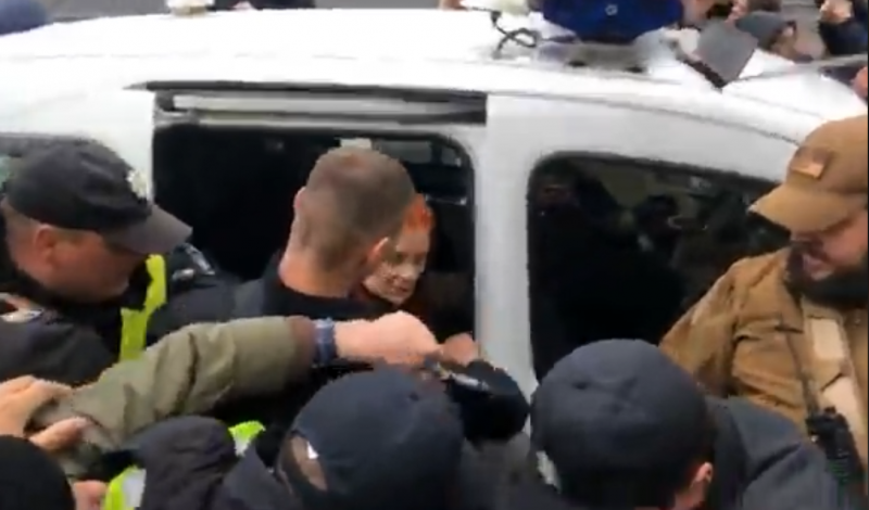 В Киеве активисты "бессмертного полка" пытались задержать автомобиль полиции (ВИДЕО) 1