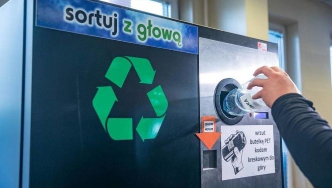 Бутылки, банки, батарейки. В Варшаве автоматы будут менять их на скидки и билеты