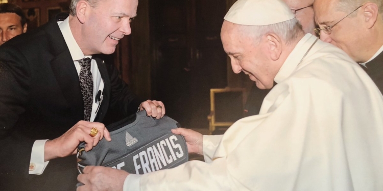 Папа Римский примерил хоккейный джемпер клуба НХЛ (ФОТО)