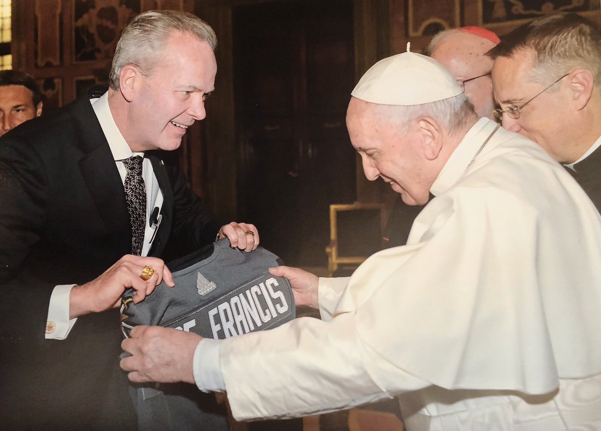 Папа Римский примерил хоккейный джемпер клуба НХЛ (ФОТО)