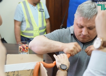 Эхо «маргаринового скандала» в Николаеве: в горсовет с маргарином и сосисками пришли горожане, чтобы накормить мэра (ВИДЕО, ФОТО)