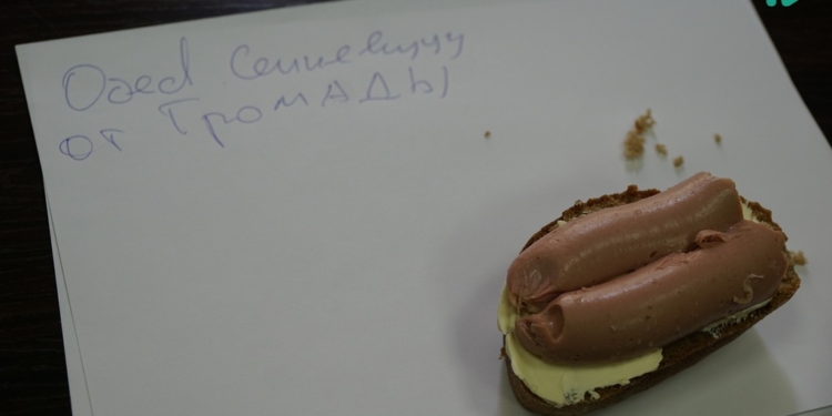 Эхо «маргаринового скандала» в Николаеве: в горсовет с маргарином и сосисками пришли горожане, чтобы накормить мэра (ВИДЕО, ФОТО)