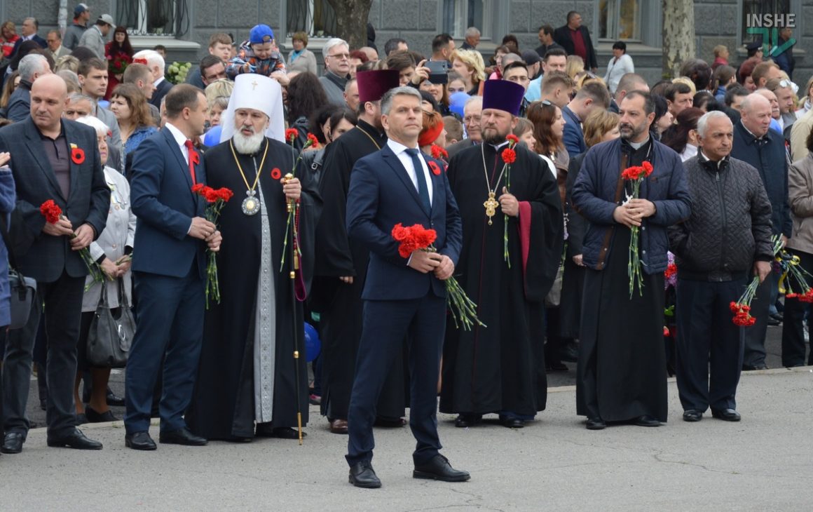 День победы над нацизмом во Второй мировой войне: сотни николаевцев возложили цветы к Вечному огню (ФОТО и ВИДЕО) 2