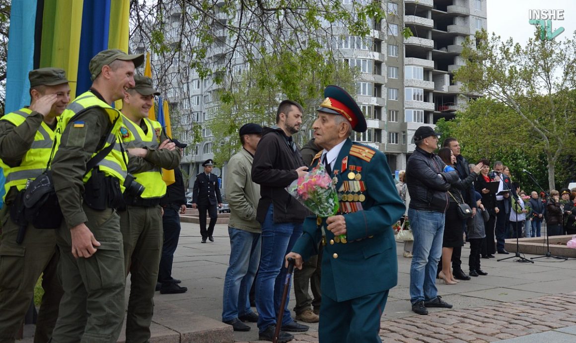 День победы над нацизмом во Второй мировой войне: сотни николаевцев возложили цветы к Вечному огню (ФОТО и ВИДЕО) 6