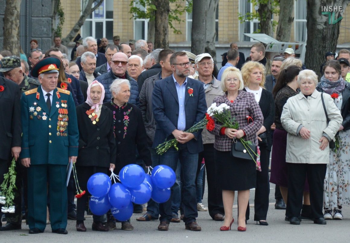 День победы над нацизмом во Второй мировой войне: сотни николаевцев возложили цветы к Вечному огню (ФОТО и ВИДЕО) 10