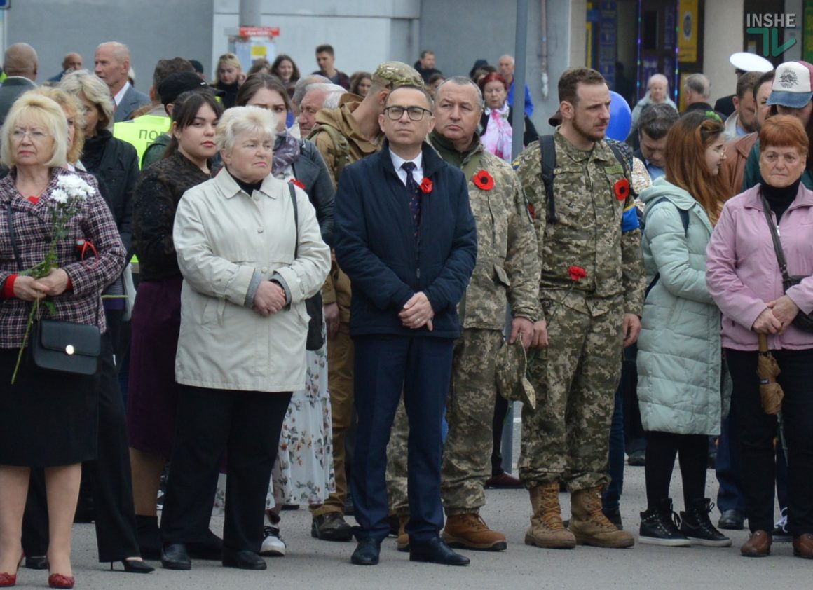 День победы над нацизмом во Второй мировой войне: сотни николаевцев возложили цветы к Вечному огню (ФОТО и ВИДЕО) 12