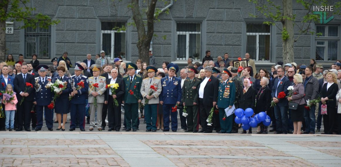 День победы над нацизмом во Второй мировой войне: сотни николаевцев возложили цветы к Вечному огню (ФОТО и ВИДЕО) 16