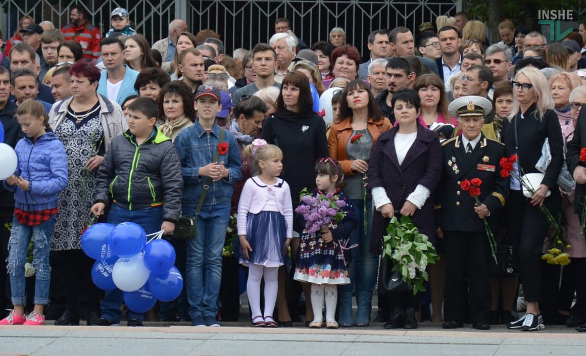 День победы над нацизмом во Второй мировой войне: сотни николаевцев возложили цветы к Вечному огню (ФОТО и ВИДЕО) 20