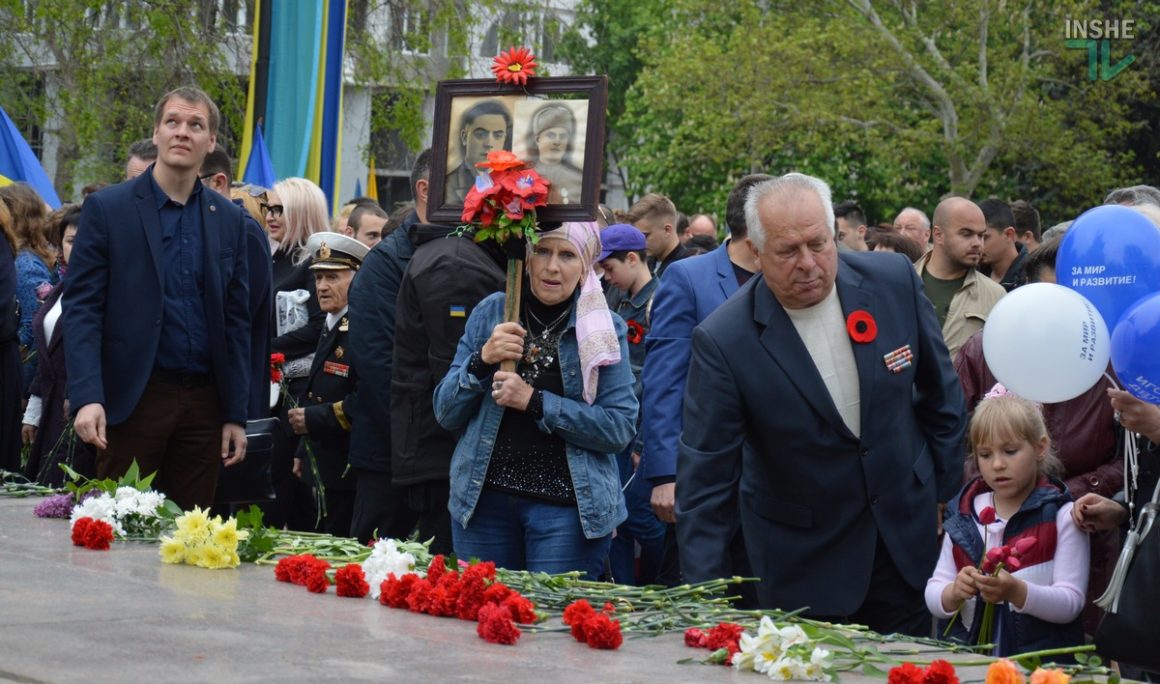 День победы над нацизмом во Второй мировой войне: сотни николаевцев возложили цветы к Вечному огню (ФОТО и ВИДЕО) 28