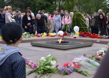 День победы над нацизмом во Второй мировой войне: сотни николаевцев возложили цветы к Вечному огню (ФОТО и ВИДЕО)