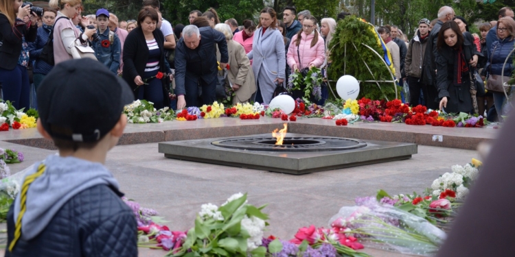 День победы над нацизмом во Второй мировой войне: сотни николаевцев возложили цветы к Вечному огню (ФОТО и ВИДЕО)