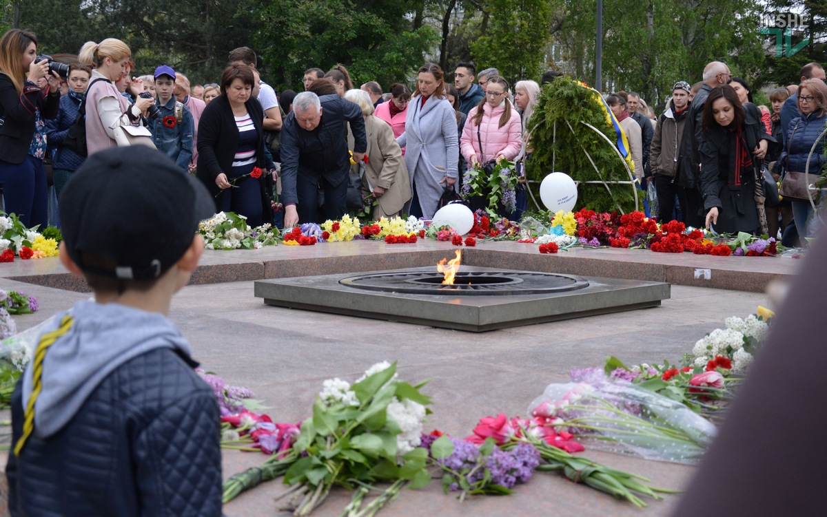 День победы над нацизмом во Второй мировой войне: сотни николаевцев возложили цветы к Вечному огню (ФОТО и ВИДЕО)