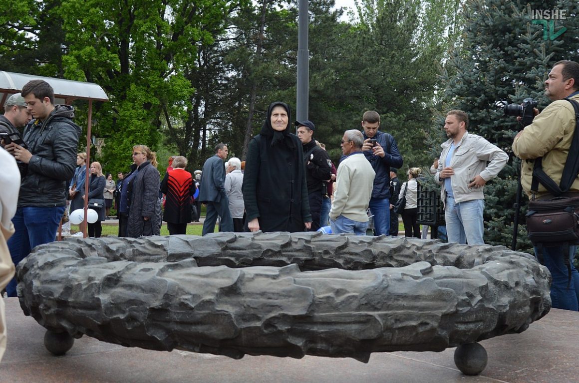 День победы над нацизмом во Второй мировой войне: сотни николаевцев возложили цветы к Вечному огню (ФОТО и ВИДЕО) 38