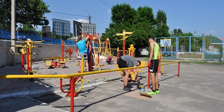 Лига уличного футбола Николаева на стадионе «Юность» «освежила» тренажёры (ФОТО)