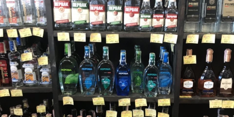 Налоговики Николаевщины разоблачили очередного дельца, незаконно торговавшего алкоголем и сигаретами, – изъято товара на 112 тыс.грн. (ФОТО)