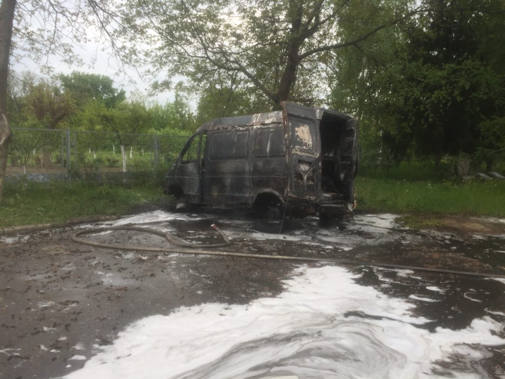 В Первомайске сгорело три припаркованных в одном месте автомобиля 3