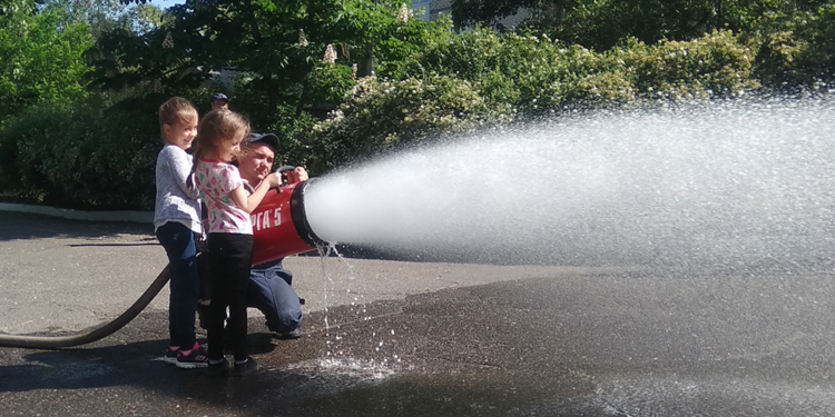 Спасатели провели учения и «потушили пожар» в детском саду Николаева (ФОТО)