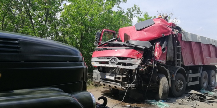 На Николаевщине «лбами» столкнулись два грузовика. Одного из водителей вызволять пришлось с помощью спасателей (ФОТО)