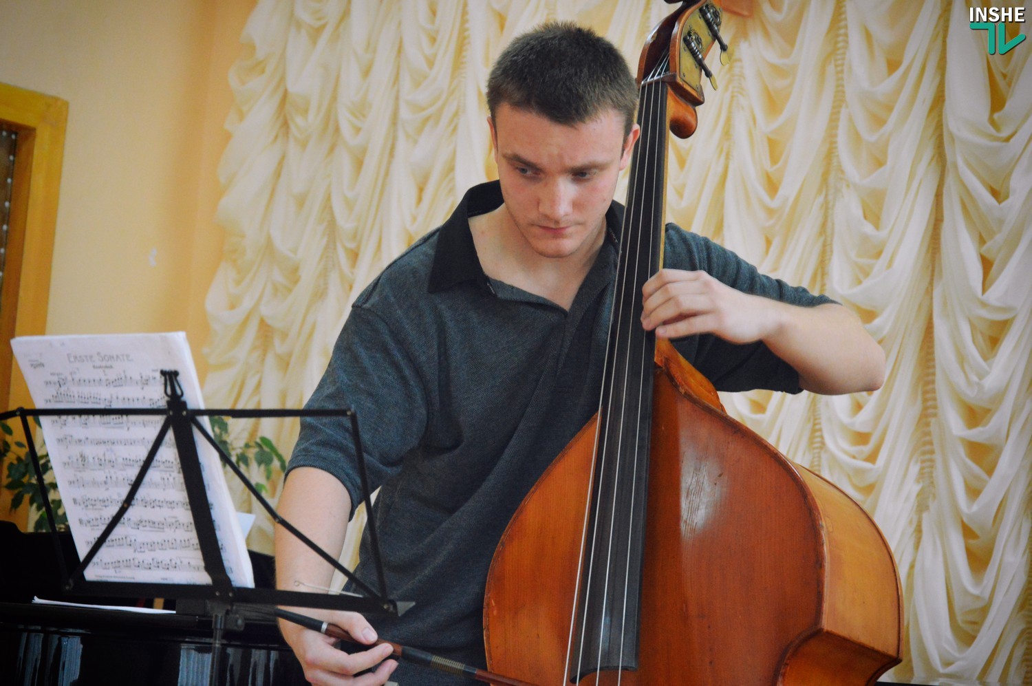 Выпускники Николаевского колледжа музыкального искусства дали камерный контрабасовый концерт (ФОТО, ВИДЕО)