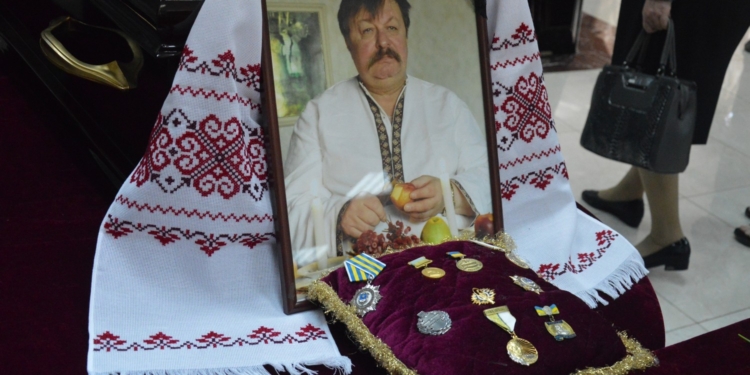 Николаевцы попрощались с выдающимся поэтом Дмитром Креминем (ФОТО)