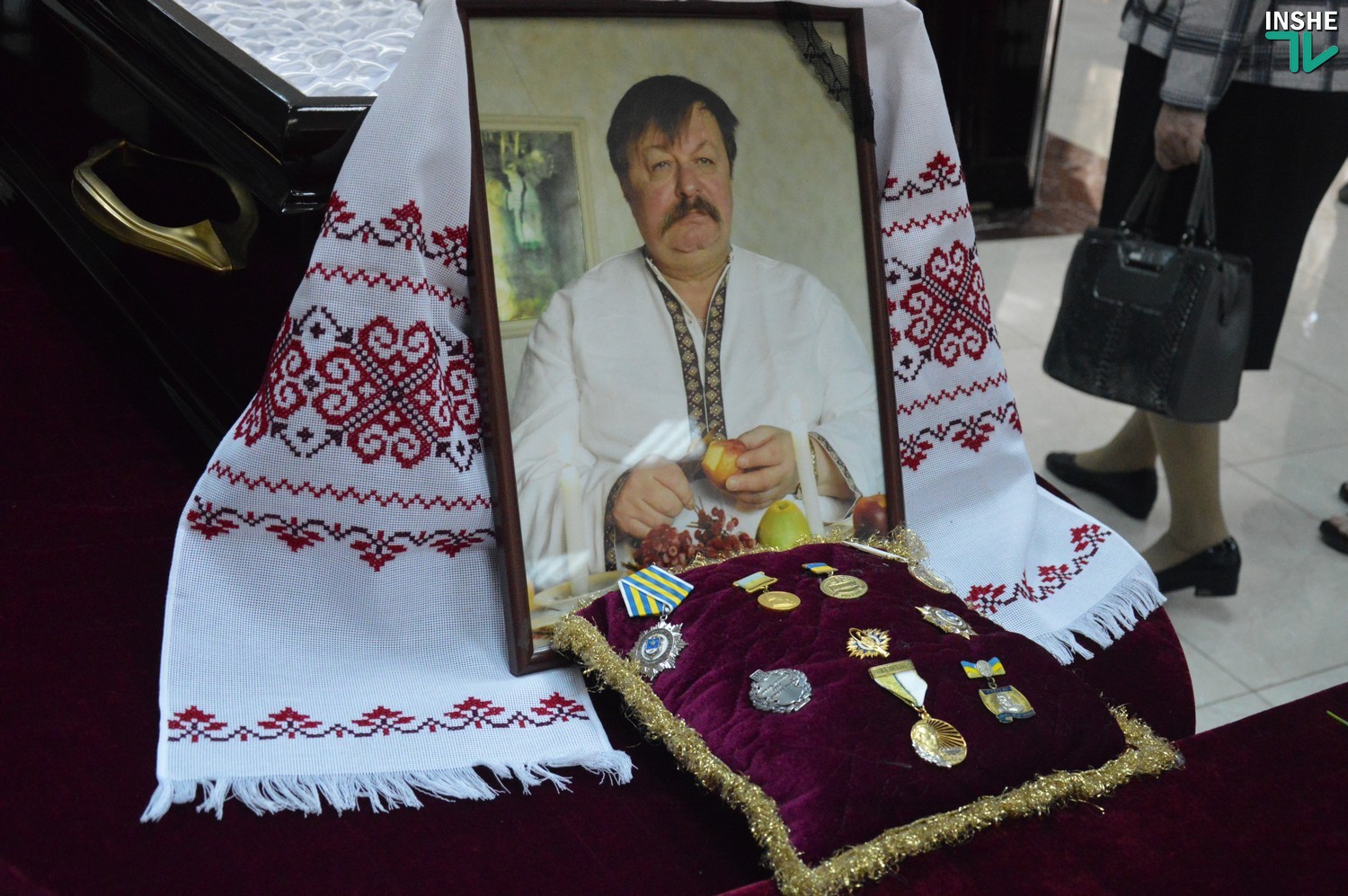 Николаевцы попрощались с выдающимся поэтом Дмитром Креминем (ФОТО)