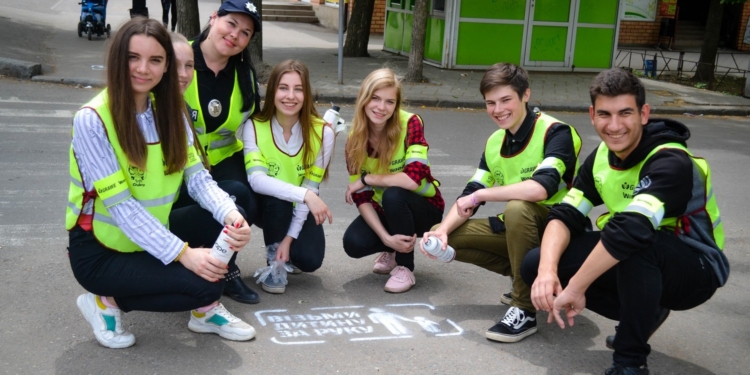 “Возьми ребенка за руку”: в Николаеве на аварийно-опасных переходах появились надписи для пешеходов (ФОТО, ВИДЕО)