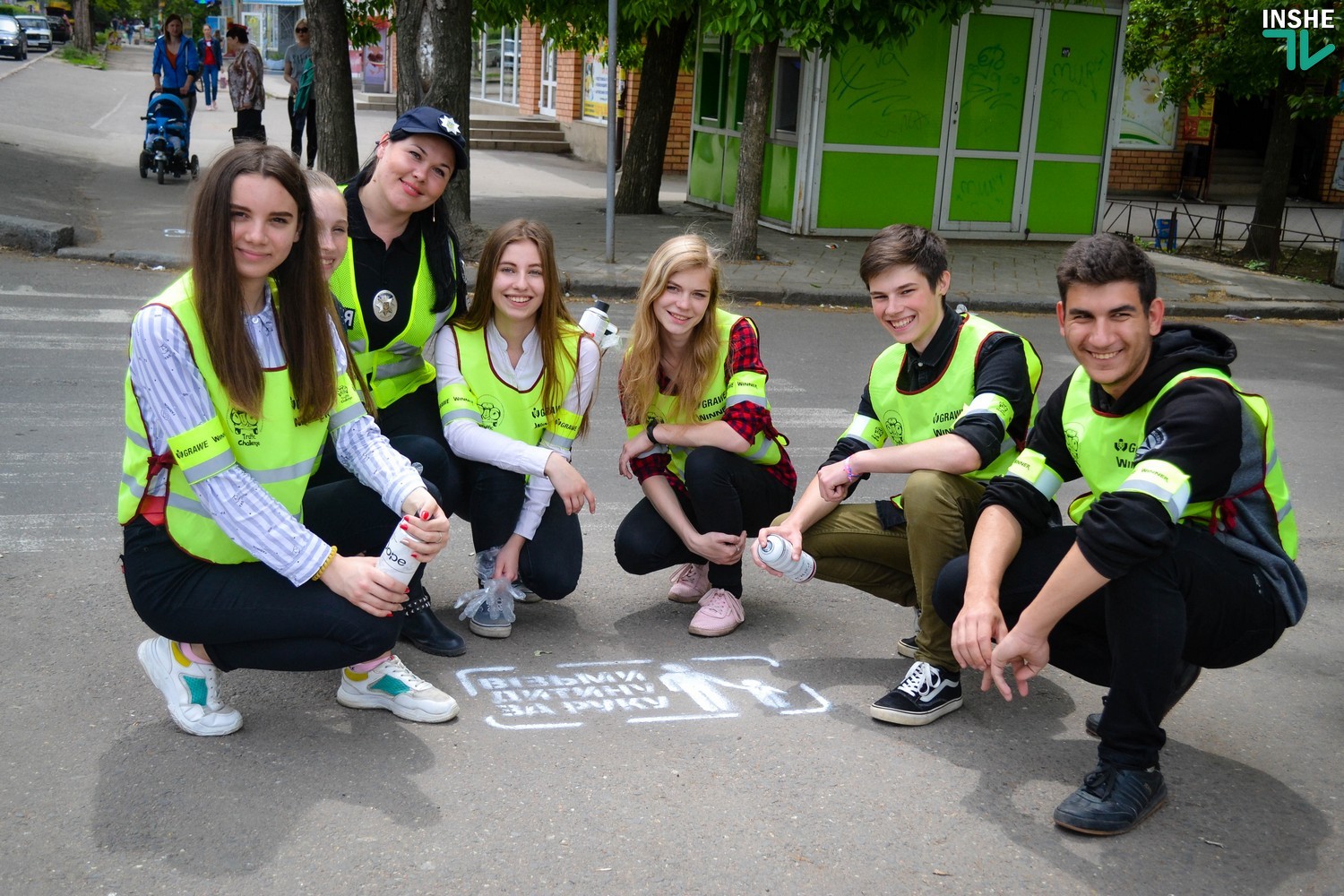 “Возьми ребенка за руку”: в Николаеве на аварийно-опасных переходах появились надписи для пешеходов (ФОТО, ВИДЕО)