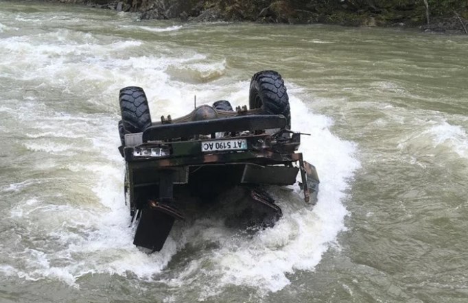В Ивано-Франковской области авто с туристами упало в реку 3
