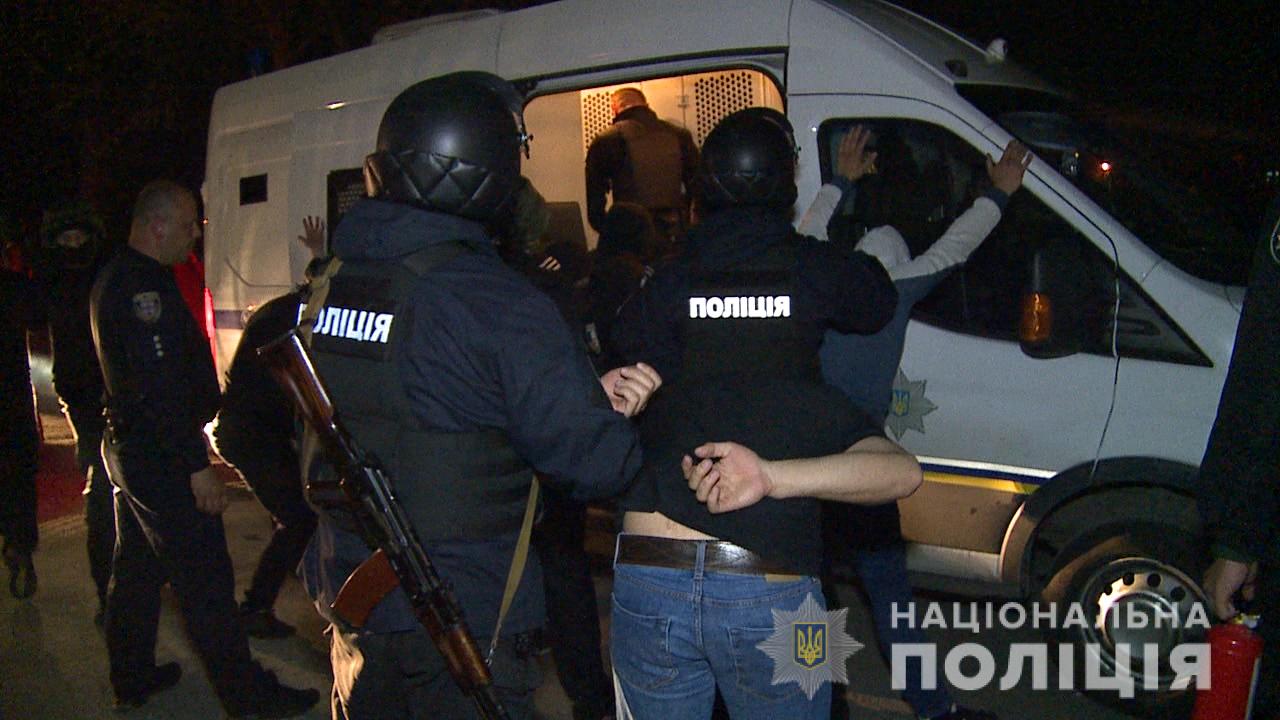 В Виннице полиция штурмовала завод, который пытались захватить рейдеры (ФОТО, ВИДЕО)