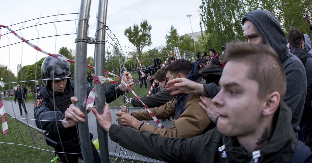 В российском Екатеринбурге протестующие прыгали и кричали: “Кто не скачет, тот за храм” (ВИДЕО)